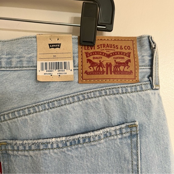 Levi's Woman's Low Pro Straight Leg Distressed Denim Jeans NWT Size 30 - Picture 4 of 6